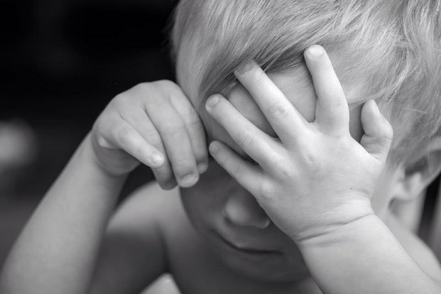Dziecko po ataku złości często bywa smutne i rozbite całą sytuacją (fot. foter.com)