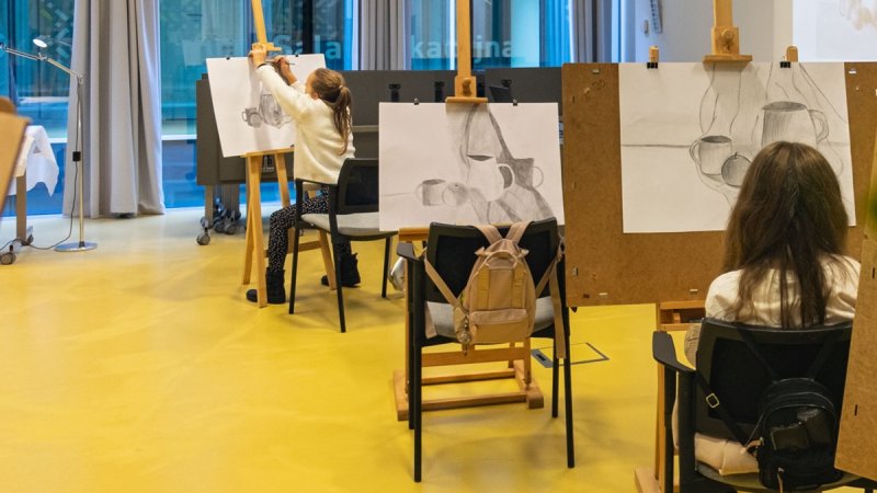 Zajęcia będą spotkaniem z techniką rysunku i malarstwa (fot. mat. organizatora)