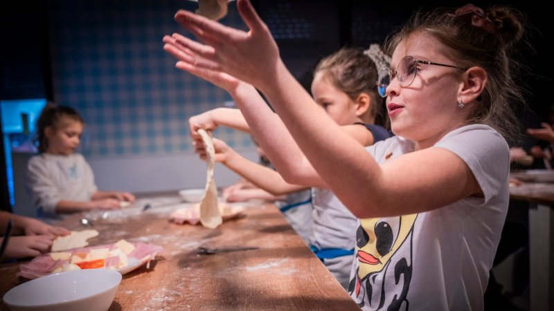 W trakcie zajęć dzieci będą miały okazję nauczyć się kilku włoskich słów i zwrotów (fot. archiwum zdjęć FB Kids' Kitchen Katowice)