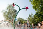 Z atrakcji wodnego placu zabaw w Paprocanach korzystać można bezpłatnie przez cały letni sezon (fot. mat. organizatora)