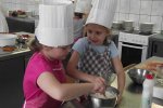 Na tych warsztatach dzieci uczą się jak gotować, przechowywać żywność, nakrywać do stołu. (fot. archiwum Cynamonu)
