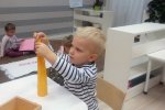 Podczas zajęć, dzieci pracują w swoim tempie, samodzielnie decydując, co chcą w danym momencie poznawać (fot. mat. English Montessori School)