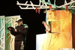 W spektaklu Dziadek Mróz będzie miał pełne ręce roboty - będzie mroził i oprószał śniegiem wszystko, co napotka (fot. mat. organizatora) 