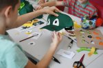 W trakcie warsztatów uczestnicy zaprojektują i wykonają własne czapeczki dinozaurów (fot. mat. Klara Puzoń Muzeum Górnośląskie w Bytomiu)
