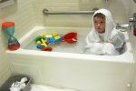 Skóra atopowa wymaga specjalnej pielęgnacji. Kojąco działają kąpiele w preparatach natłuszczających (fot. foter.com)