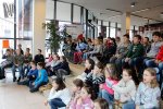 W Miejskiej Bibliotece Publicznej w Jaworznie dzieci zbierają się cyklicznie, aby posłuchać bajek i spotkać z ciekawymi ludźmi (fot. materiały MBP Jaworzno)