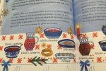 Książka przybliża wiele świątecznych zwyczajów (fot. Ewelina Zielińska/SilesiaDzieci.pl)