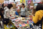 Dużym zainteresowaniem cieszyły się książeczki i drewniane zabawki (fot. mat. SilesiaDzieci.pl)