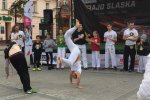 Na mikołowskim rynku spektakularny pokaz dała Grupa Capoeira Unicar Mikołów (fot. mat. SilesiaDzieci.pl)
