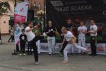 Na mikołowskim rynku spektakularny pokaz dała Grupa Capoeira Unicar Mikołów (fot. mat. SilesiaDzieci.pl)