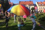 Zabawy z chustą Klanzy zorganizowała w Żorach Figlolandia (fot. mat. SilesiaDzieci.pl)