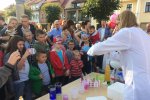 Spektakularne eksperymenty chemiczne zorganizowała Akademia Nauki i Rozwoju (fot. mat. SilesiaDzieci.pl)