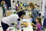 Przedstawicielka Warsztatów Terapii Zajęciowej "Tęcza" pokazywała, jak zrobić barwne motylki metodą origami (fot. SilesiaDzieci.pl)