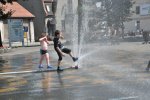 Kurtyna wodna zachęciła dzieci do zabawy (fot. materiały UM Tarnowskie Góry)