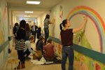 Uczniowie ZSP w Katowicach pomalowali ściany szpitala (fot. materiały prasowe)