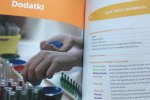 Nie brakuje w niej przykładowych lekcji i opisów pomocy dydaktycznych (fot. mat. Ewelina Zielińska SilesiaDzieci.pl)