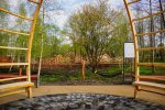 Nie brak miejsc na relaks, w parku są hamaki, leżaki i ławki (fot. mat. prasowe UM Katowice)