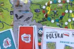 "Polska” to solidna propozycja łącząca w sobie elementy wyścigu do mety, wyszukiwanki i quizu (fot. Ewelina Zielińska/SilesiaDzieci.pl)