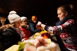 Dzieci, podobnie, jak rok temu, wykonają tradycyjne śląskie ozdoby choinkowe (fot. mat. Muzeum "Górnośląski Park Etnograficzny")