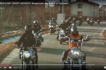 Motocykliści w trasie do Fundacji Śląskie Hospicjum dla Dzieci (fot.  kadr z filmu na YouTube "Wybudujemy Świetlikowo!!! Hospicjum dla Dzieci w Tychach")