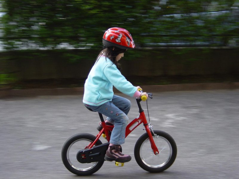 W odpowiednim czasie dziecko powinno się przesiąść na dwukołowy rowerek (fot. sxc.hu)