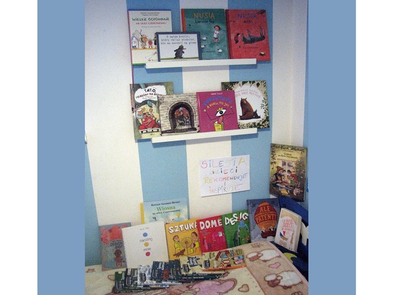 Półki pełne książek, do których zakupu zachęciły nasze recenzje (fot. archiwum zdjęć Karoliny i Adama Kluj)