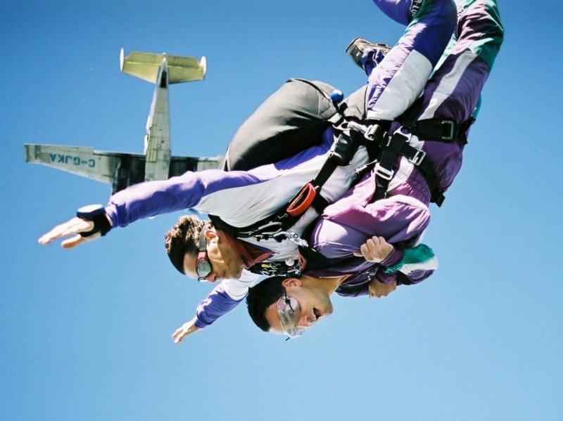 Skok ze spadochronem to porządna dawka adrenaliny 