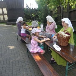 O tym jak zachowywały się damy, a jak rycerze dowiedzą się dzieci w Warowni Pszczyńskich Rycerzy (fot. mat. organizatora)