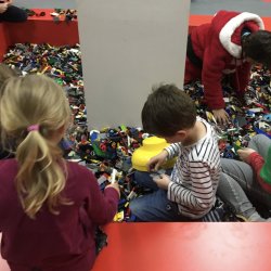 W Kreatywnym Centrum Zabaw 1000 Klocków znajdziecie różne rodzaje klocków LEGO, a 6 grudnia także Mikołaja (fot. mat. bawialni) 