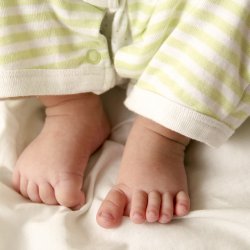 Stopy niemowlęcia mają naturalnego platfusa - fizjologicznego (fot. sxc.hu)