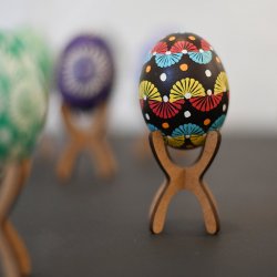 W gablotach ekspozycyjnych znajdują się jajka, które mienią się kolorami i deseniami  (fot. mat. organizatora)