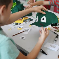 W trakcie warsztatów uczestnicy zaprojektują i wykonają własne czapeczki dinozaurów (fot. mat. Klara Puzoń Muzeum Górnośląskie w Bytomiu)