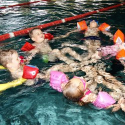 Warto w wakacje zapisać pociechę na kurs pływania (fot. materiały pływalni)
