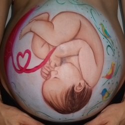 Badania prenatalne pozwalają na wykrycie wrodzonych i genetycznych chorób płodu, a to z kolei umożliwia wczesną interwencję i przeprowadzenia operacji w łonie matki (fot. pixabay)