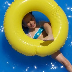 Ważne, by przekazać dziecku jakich zasad na basenie należy przestrzegać, ale forma tego przekazu też jest istotna (fot. sxc.hu)