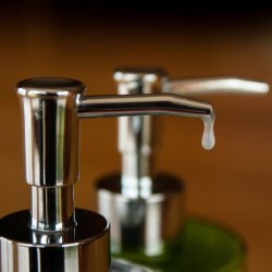 Częste mycie rąk lub ich dezynfekcja mogą uchronić nas przed koronawirusem (fot. pixabay)