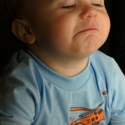 Choroba bardzo osłabia i sprawia, że dziecko jest marudne i płaczliwe. Warto mu choć trochę ulżyć poprzez odciągnięcie kataru z noska (fot. sxc.hu)