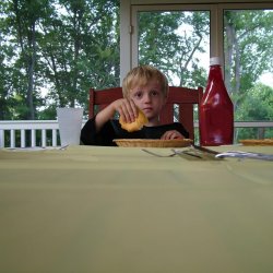 Dzieci nie jedzą pewnych rzeczy, bo nie podoba im się kolor potrawy, jej konsystencja, zapach, lub mają z nią złe skojarzenia (fot. sxc.hu)