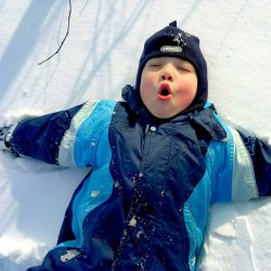 Często zimą na twarzach dzieci pojawiają się rumieńce i suchość skóry (fot. pixabay)