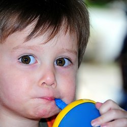 Najlepsza do picia dla dzieci będzie woda niegazowana, a także od czasu do czasu soki owocowe (fot. pixabay.com)