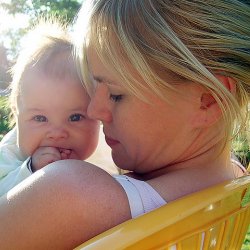 W słoneczne dni należy pamiętać o odpowiednim zabezpieczeniu delikatnej skóry dziecka (fot. foter.com)