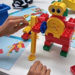W Edukido zabawa klockami Lego jest tylko pretekstem do rozwijania umiejętności i wiedzy dzieci (fot. mat. Edukido)