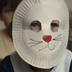Kadr z filmu „Dziewczynka w króliczej masce” (fot. mat. prasowe)
