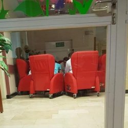 W Centrum Zdrowia Dziecka w Katowicach fotele stoją na korytarzu. Nie wolno ich przenosić do sal (fot. mat. muremzaowsiakiem.pl)