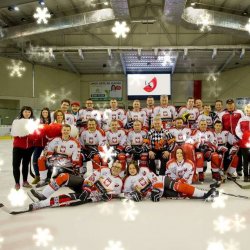 19 stycznia na tyskim lodowisku zmierzy się drużyna Artystów z drużyną TVN 24 i Przyjaciele (fot. mat. organizatora)