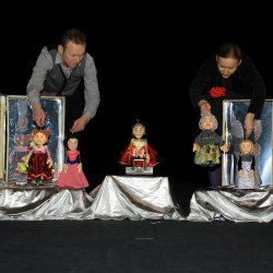 Lalki i walizki będą nieodłącznymi rekwizytami aktorów w niedzielnym spektaklu (fot. mat. organizatora)
