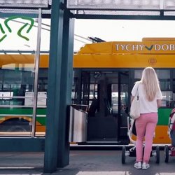 Jak podróżować z dzieckiem autobusem? Tego dowiemy się z filmu instruktażowego w ramach kampanii MZK, PKM i TLT w Tychach (fot. kadr z filmu instruktażowego)