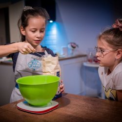 Podczas zajęć dzieci poznają nowe smaki i uczą się samodzielności (fot. archiwum zdjęć FB Kids' Kitchen)