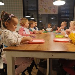 Na warsztatach dzieci przygotują drobiowe roladki z kluseczkami (fot. archiwum zdjęć FB Kids' Kitchen Katowice)