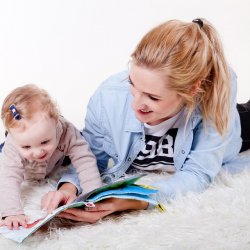 Dzieci, które od najmłodszych lat mają kontakt z książkami są bardziej pewne siebie i mają lepiej rozwiniętą wyobraźnię (fot. pixabay)